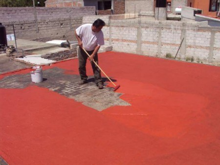 Se aplican dos capas de impermeabilizante (IMPERTRACK) cubriendo toda la losa.
